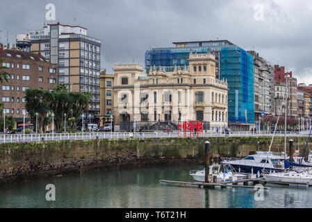 Gebäude über Puerto Deportivo de Gijon in Gijon in Asturien, Spanien, Ansicht mit historischer Sitz der Banco Urquijo Stockfoto