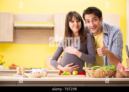 Mann und Frau Salat in der Küche vorbereiten Stockfoto