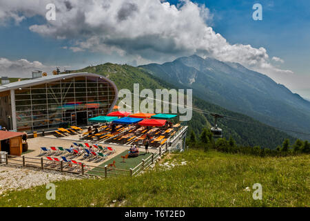 Funivia Malcesine - Monte Baldo (da 100 a 1760 metri): La Stazione di Arrivo. [ENG] Standseilbahn zwischen Malcesine und den Monte Baldo (von 100 bis Stockfoto