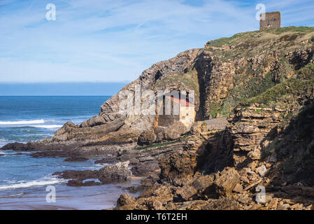 Einsiedelei von Santa Justa und Ruinen von San Telmo Turm, am Strand von Santa Justa, Ubiarco Dorf in der Nähe von Santillana del Mar, Spanien Stockfoto