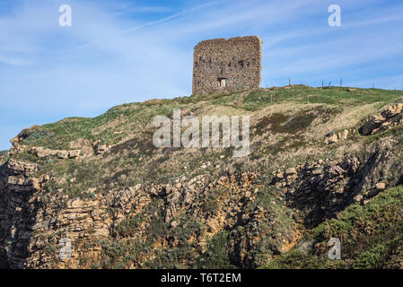 San Telmo Turm auf dem Felsen über Einsiedelei Santa Justa, direkt am Strand von Santa Justa, Ubiarco Dorf in der Nähe von Santillana del Mar, Spanien Stockfoto