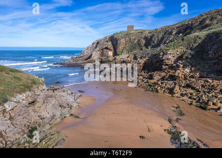 Luftaufnahme von Santa Justa Strand mit alten Eremitage und Ruinen von San Telmo Tower, in Ubiarco Dorf in der Nähe von Santillana del Mar, Spanien Stockfoto