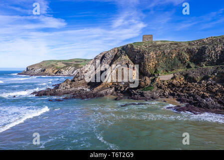 Einsiedelei von Santa Justa und Ruinen von San Telmo Turm, am Strand von Santa Justa, Ubiarco Dorf in der Nähe von Santillana del Mar, Spanien Stockfoto