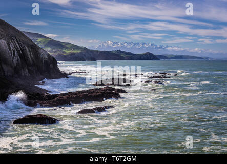 Blick auf den Atlantischen Ozean in der Nähe der Strand von Santa Justa in Ubiarco Dorf. Gemeinde von Santillana del Mar, Spanien Stockfoto