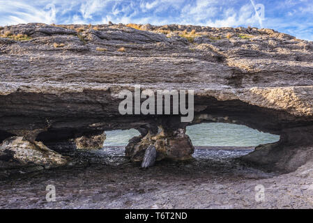 Cueva de la Ojerada - kleine Höhle an der Küste fo Biskaya Bucht in Ajo Stadt in Kantabrien Region von Spanien Stockfoto