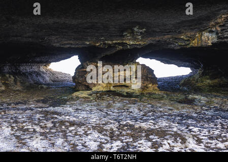 Passage von Cueva de la Ojerada - kleine Höhle an der Küste fo Biskaya Bay in der Nähe von Ajo Stadt in Kantabrien Region von Spanien Stockfoto