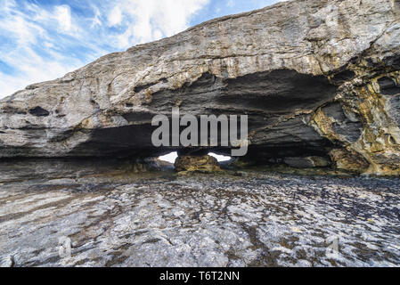 Passage von Cueva de la Ojerada - kleine Höhle an der Küste fo Biskaya Bay in der Nähe von Ajo Stadt in Kantabrien Region von Spanien Stockfoto