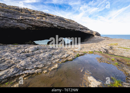 Cueva de la Ojerada - kleine Höhle an der Küste fo Biskaya Bucht in Ajo Stadt in Kantabrien Region von Spanien Stockfoto