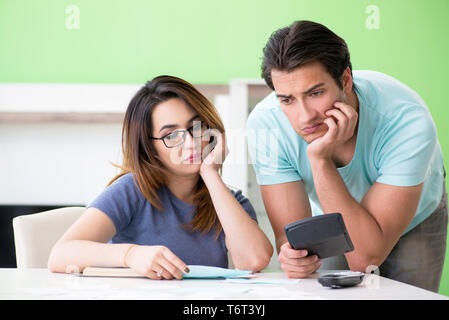 Junge Familie kämpfen mit Personal Finance Stockfoto