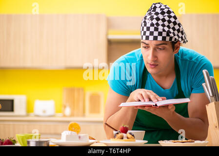 Mann kochen Vorbereitung Kuchen in der Küche zu Hause. Stockfoto