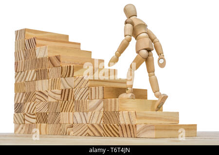 Holzfigur läuft bis hohe Treppe als Metapher für Job und Karriere Stockfoto