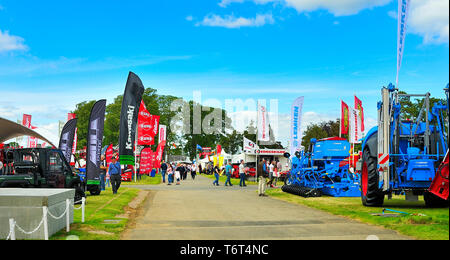 Besucher und Handel steht an der Royal Highland Show, nr Edinburgh, Schottland Stockfoto