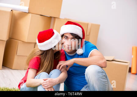 Junge Familie Weihnachten im neuen Haus feiern. Stockfoto