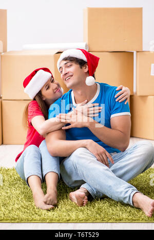 Junge Familie Weihnachten im neuen Haus feiern. Stockfoto