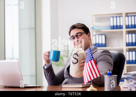 Geschäftsmann mit der amerikanischen Flagge im Büro Stockfoto