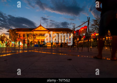 Chiang Mai, Thailand - Nov 2015: Leuchten, Laternen auf dem Platz und die Leute, die Fotos von Ihnen während Loy Krathong Fest Feier Stockfoto