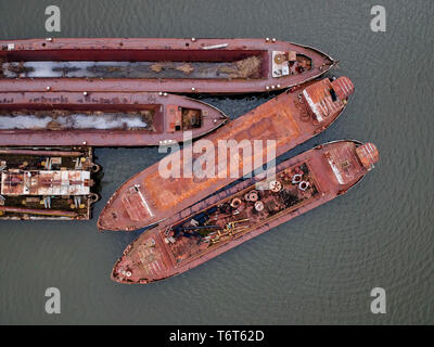 Luftaufnahme der rostigen alten Schiffen auf dem Wasser Stockfoto