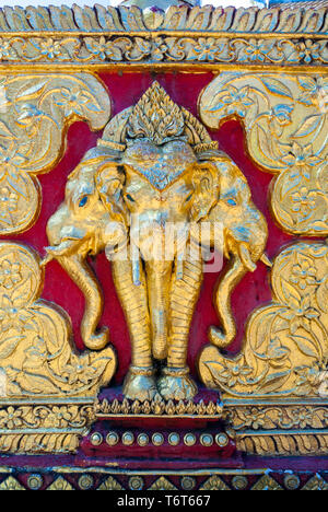 Golden dreiköpfige Elefant Detail auf den Doi Suthep Tempel, Chiang Mai Stockfoto