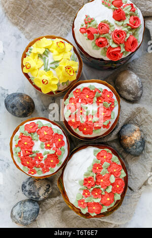 Schöne traditionelle Ostern Kuchen mit floralem Dekor von Vereisung. Stockfoto