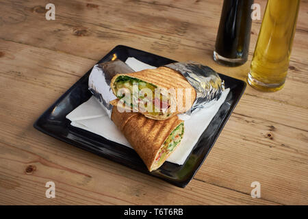 Falafel wrap auf Holz Tisch Stockfoto