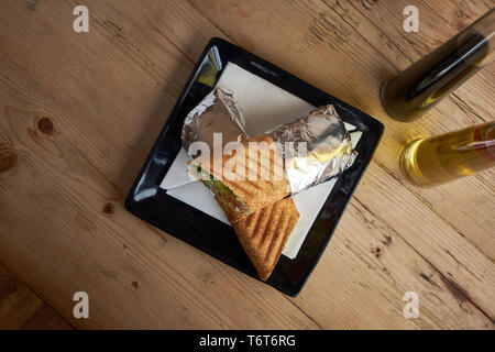 Falafel wrap auf Holz Tisch Stockfoto