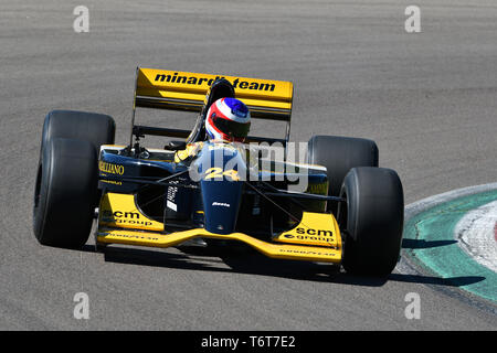 Imola, 27. April 2019: Historische Minardi F1 Modell M 192 angetrieben durch unbekannte in Aktion bei Minardi historischer Tag 2019 in Imola in Italien. Stockfoto