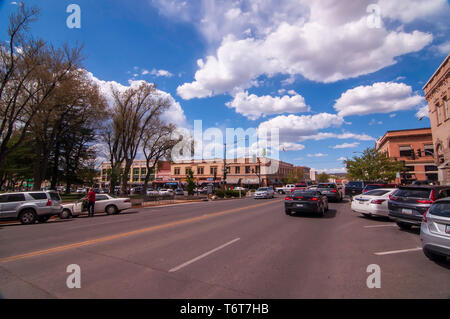 Gurley Straße vor dem Courthouse Square an einem sonnigen Frühlingstag mit hellen Himmel Overhead in Prescott, Arizona, USA Stockfoto