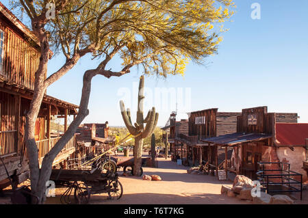 Die Goldfield Ghost Town an einem sonnigen Frühlingstag in Apache Junction, Arizona, USA Stockfoto