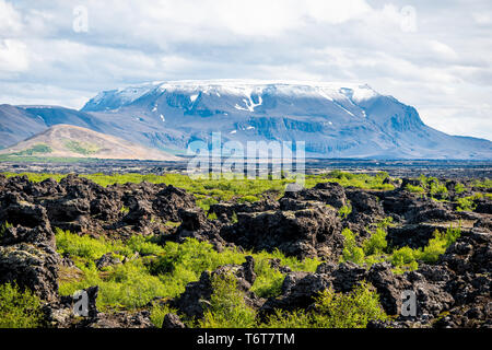 Querformat von Island Mountain Krater in Krafla in der Nähe von Mývatn bei bewölkten Tag und viele Felsen Stockfoto