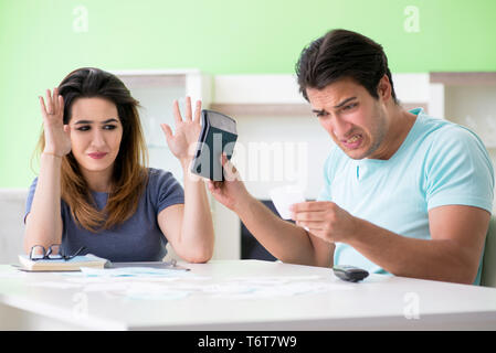 Junge Familie kämpfen mit Personal Finance Stockfoto