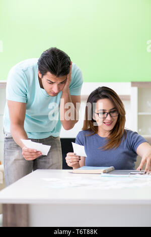 Junge Familie kämpfen mit Personal Finance Stockfoto