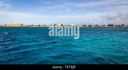 Panoramablick auf das Meer vor der Küste von Aruba Stockfoto