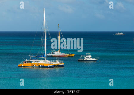 Segelboote auf dem Wasser in Aruba. Stockfoto