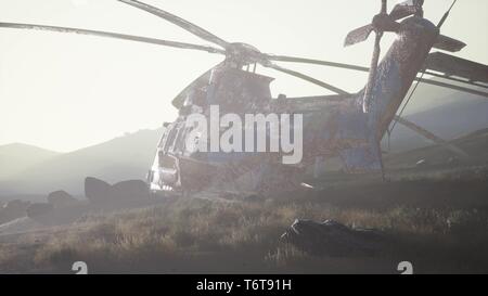 Alte verrostete Militärhubschrauber in der Wüste bei Sonnenuntergang Stockfoto