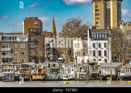 Hausboote festgemacht auf der Themse in der Nähe Cheyne Walk Chelsea, London, Großbritannien Stockfoto