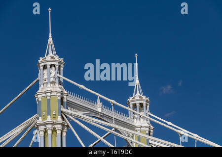 Gusseiserne Türme der Albert Bridge, die Chelsea am Nordufer der Themse mit Battersea am Südufer von London, Großbritannien, verbindet Stockfoto