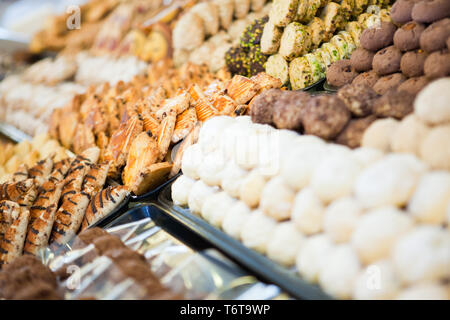 Vielzahl von Cookies auf Anzeige in der Bäckerei. Stockfoto