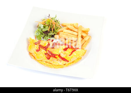 Crêpe garniert mit gebratenen Pommes und Salat Stockfoto