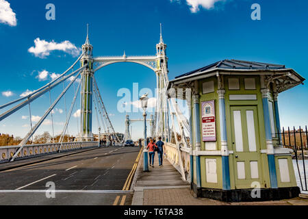 Albert Bridge Mautstelle, die Brücke verbindet Chelsea auf der Nordseite der Themse mit Battersea auf der Südseite, London, Großbritannien Stockfoto