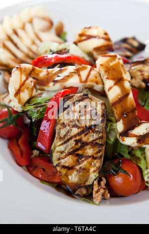 Steaks, garniert mit Salat und Käse Stockfoto