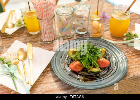 Gegrillte avocado Salat Stockfoto
