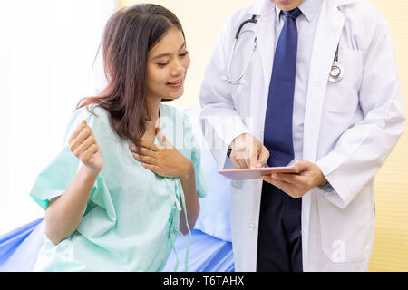 Arzt erklären, Behandlung von Patienten Stockfoto