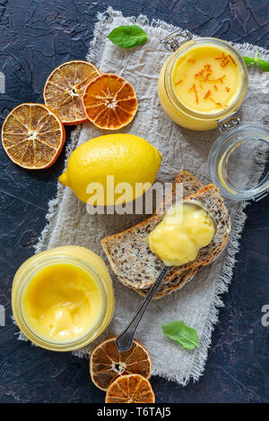 Lemon Pudding in Gläsern. Stockfoto