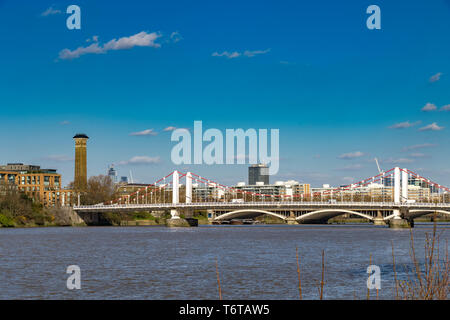 Chelsea Bridge und die Themse im Südwesten Londons, die Chelsea am Nordufer des HE River mit Battersea am Südufer, London, Großbritannien, verbindet Stockfoto