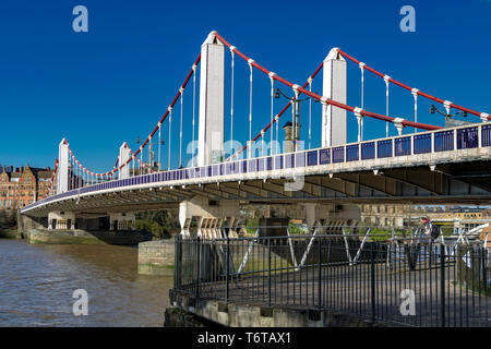 Die Chelsea Bridge an der Themse im Südwesten Londons verbindet Chelsea am Nordufer des Flusses mit Battersea am Südufer, London, Großbritannien Stockfoto