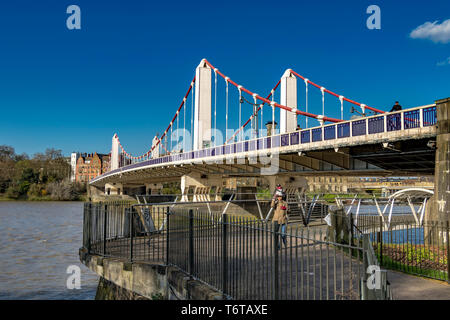 Die Chelsea Bridge an der Themse im Südwesten Londons verbindet Chelsea am Nordufer des Flusses mit Battersea am Südufer, London, Großbritannien Stockfoto