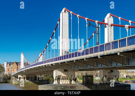 Die Chelsea Bridge an der Themse im Südwesten Londons verbindet Chelsea am Nordufer des Flusses mit Battersea am Südufer, London, Großbritannien Stockfoto