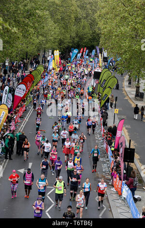 London, England - 28. April 2019: Hunderte von Menschen nehmen Ihre letzte Meile der Jungfrau Geld London Marathon. Stockfoto