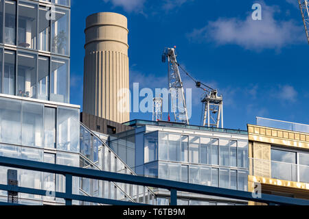 Ein Kamin der Battersea Power Station erhebt sich hoch über den Luxus-Apartments in der großen Multi-Milliarden-Pfund-Sanierung des US-Landes, London, Großbritannien Stockfoto