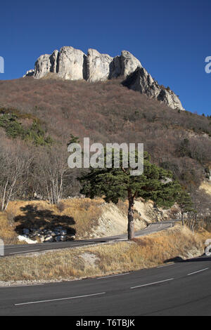 Haarnadelkurve auf der Straße zum Col de Rousset Parc Naturel Regional du Vercors Frankreich Stockfoto